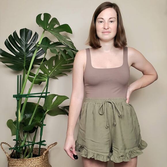 American Eagle Ruffle Shorts Olive Green Medium - Picture 1 of 7